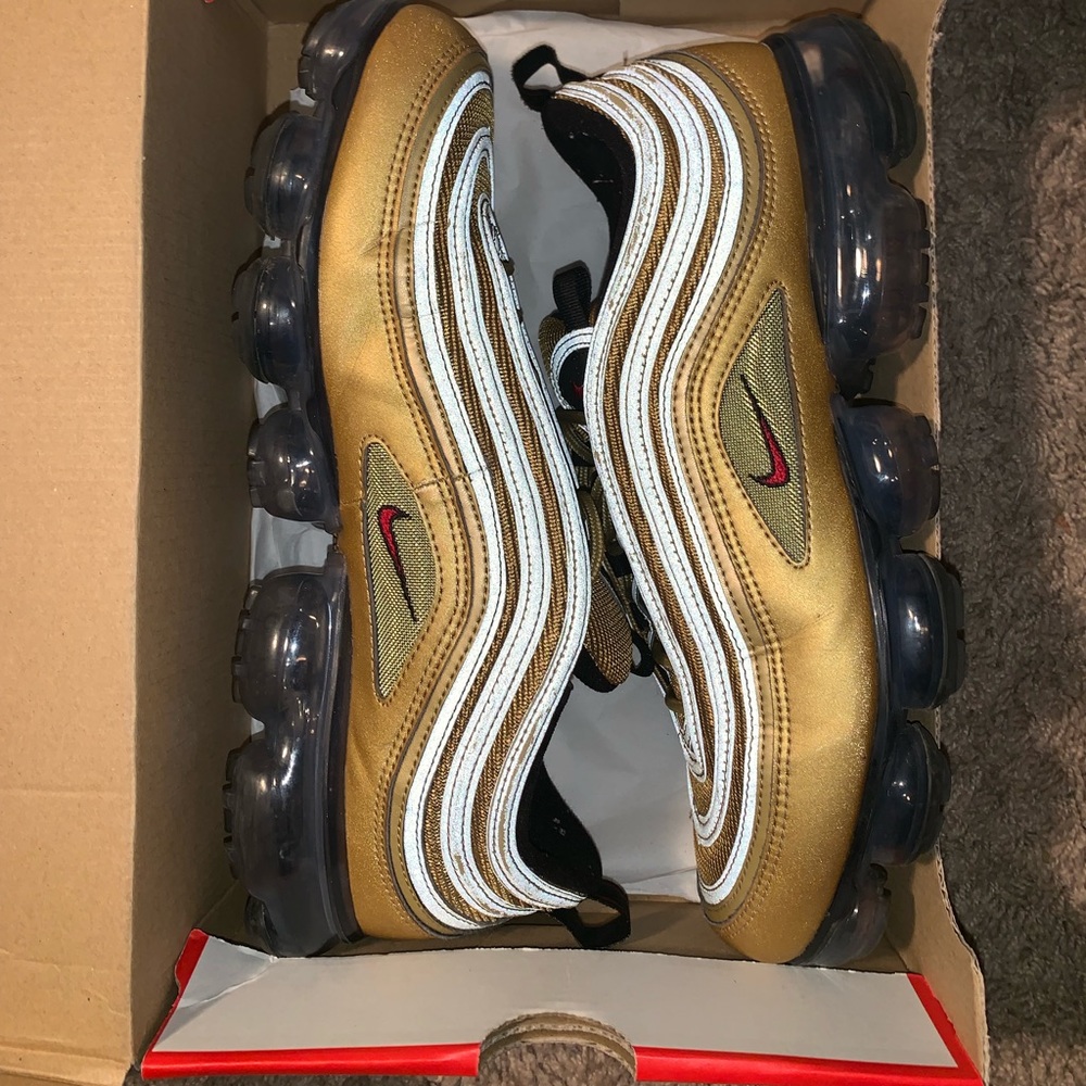 AIR VAPORMAX ‘97 METALLIC GOLD/VARSITY RED